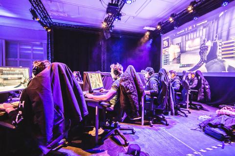 Ihmisiä pelaamassa tietokonepelejä tapahtumassa.