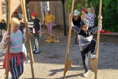 Oppilaat puujalkoja kokeilemassa