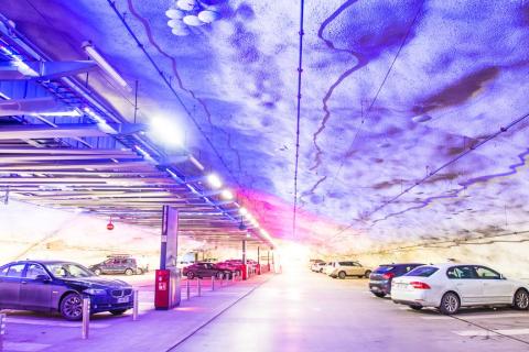 Kuva P-Hämpistä pysäköidyillä autoilla