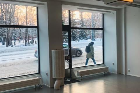 Pyynikin uimahallin Välitilan katunäkymä ikkunasta.