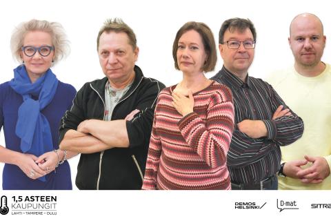 Viisi henkilöäö seisoo ja katsoo kameraa.