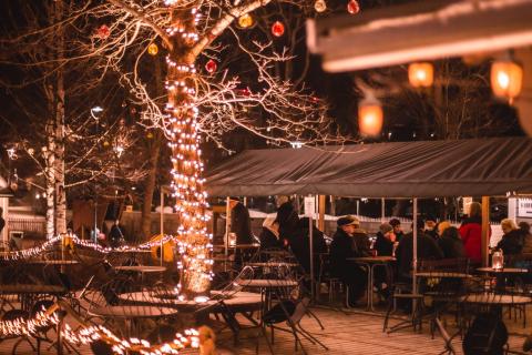 Christmas decorations at Tallipiha Stable Yard, people sitting in a cafe terrace.