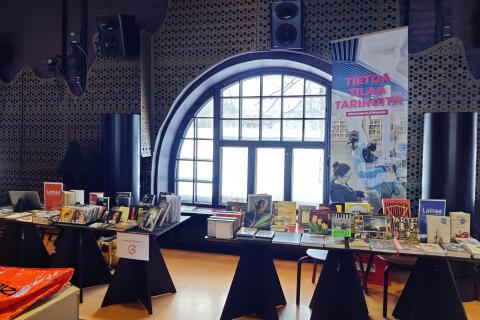 Liikkuva kirjasto tapahtumassa.