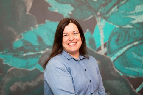 Kumpulainen katsoo hymyillen suoraan kameraan.