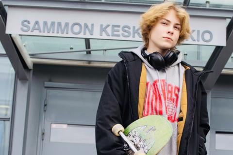 Kuvassa skeittilinjan Elmeri Nummikoski Ylen jutusta.