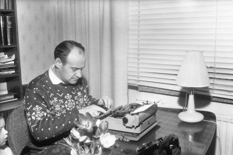 Väinö Linna kirjoittamassa kirjoituskoneella.