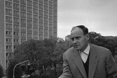 Väinö Linna katsoo kaukaisuuteen ja seisoo kotinsa parvekkeella.