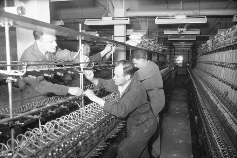 Väinö Linna työskentelee Finlaysonin tehtaalla ja tekee huoltotöitä.