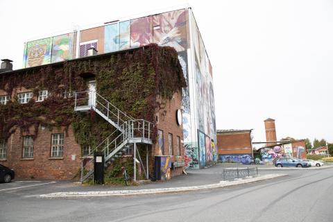 Muraali Hiedanrannassa rakennuksen seinässä.