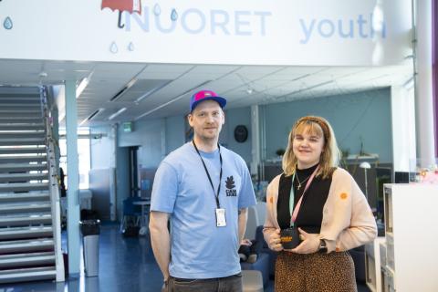 Nuoriso-ohjaajat Janne Peltonen ja Miia Rautiainen seisovat nuorisotilan edessä.