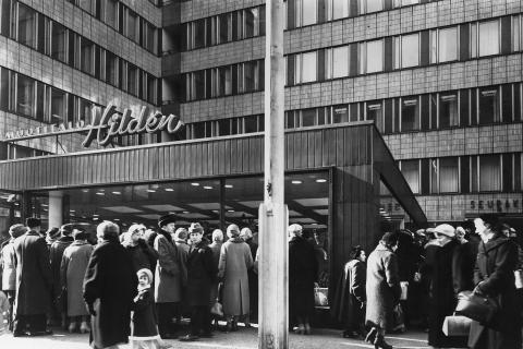 Ihmisjoukko Muotitalo Hildénin edustalla.