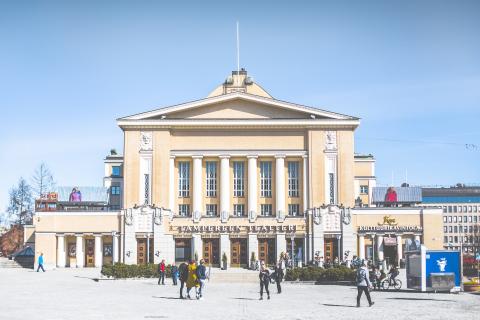 Tampereen teatterin edustalla kävelee ihmisiä.