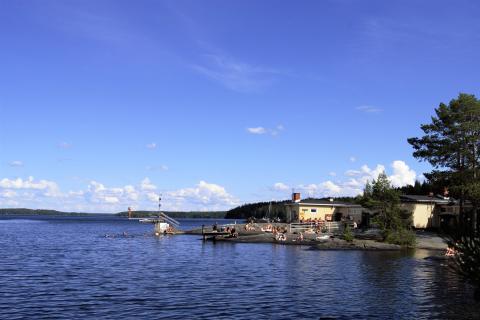 Rauhaniemen uimarannalla on paljon uimareita.