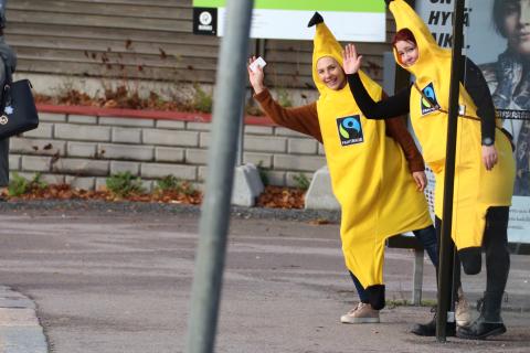 Reilun kaupan tuotteita jaettiin busseissa vuonna 2018.