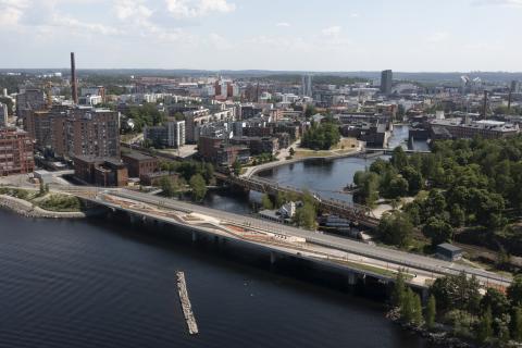 Silta Näsijärveltä keskustaa kohti