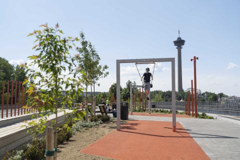 Lapsi keinumassa sillalla.