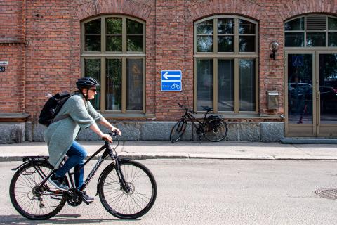 Pyöräilijä yksisuuntaiseilla kadulla