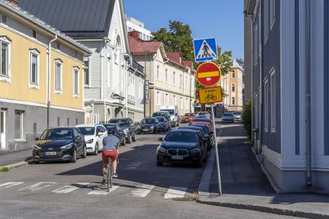 Yksisuuntainen katu, jolla kaksisuuntainen pyöräily on liikennemerkillä sallittu