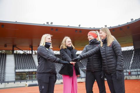Maija Vastamäki, Pauliina Mannerhovi, Venla Tanhua ja Sylvi Pellonperä Kaupin pesäpallostadionilla.