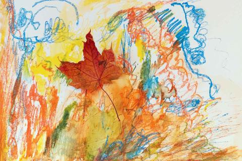 Ruskan värein akvarelliliiduilla maalattu abstrakti maalaus, johon on liimattu ruskan värinen vaahteran lehti keskelle.