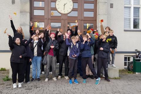 Hatanpään opiskelijoita lukion edessä.