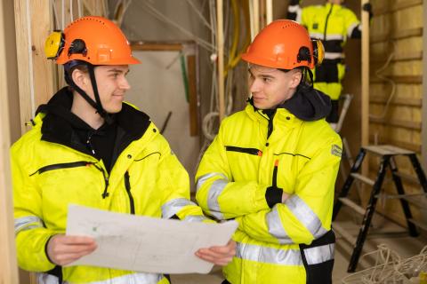 Aidot työtehtävät Asuntomessujen talonrakennustyömaalla tarjoavat Tredun opiskelijoille tärkeää oppia muun muassa eri ammattilaisten yhteistyöstä. Kuvassa Tredun opiskelijoita oppimisympäristössä.  