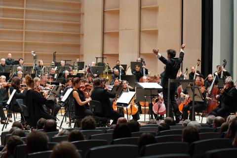 Kapellimestari johtaa sinfoniaorkesteria lavalla.