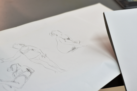 Elävän mallin luonnoksia piirustuspaperilla.