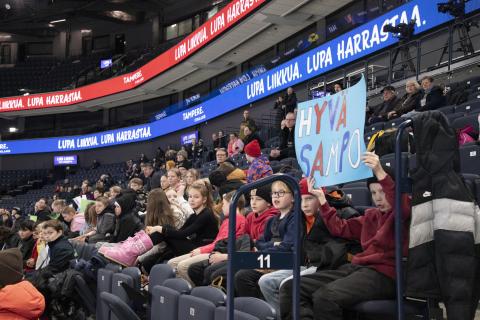 Koululaiset yleisönä Nokia Arenan katsomossa.