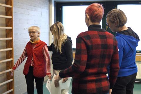 Työpajassa harjoiteltiin liikuntakyvyn testausta.