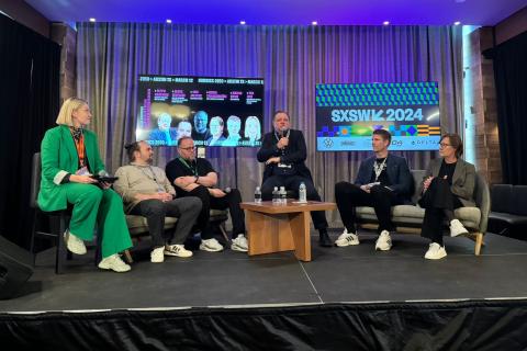 Panelistit keskustelemassa lavalla. 