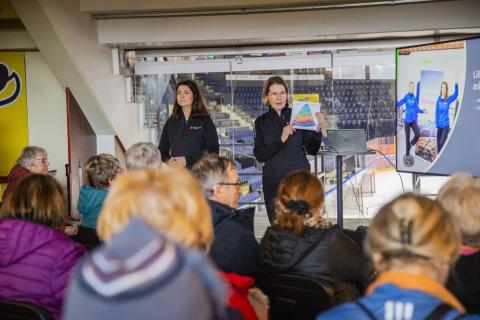 Senioreita luennolla Iloa ja liikettä tapahtumassa.