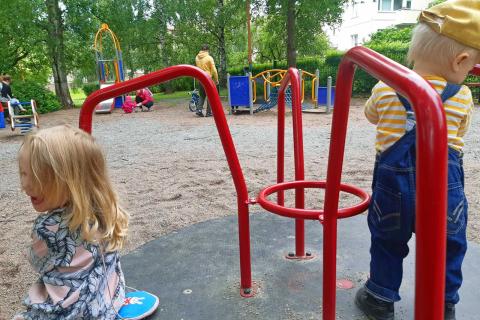 Lapsia karusellissa Piikahaan leikkipaikalla.