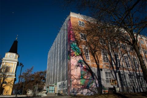 Vasemmalla Vanhan kirkon tapuli -rakennus ja oikealla Kulttuuritalo Laikun kulma, jonka pressussa näkyy rakennuksen kuva sekä lasten taideteoksia.