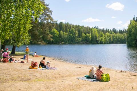 Kesän viettäjiä Suolijärven uimarannalla.