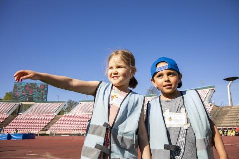 Kaksi lasta, oikeanpuoleisella päällä lippalakki väärinpäin.