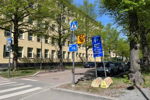 Pyöräkadun liikennemerkki ja opastaulu pyöräkadulla liikkujille.