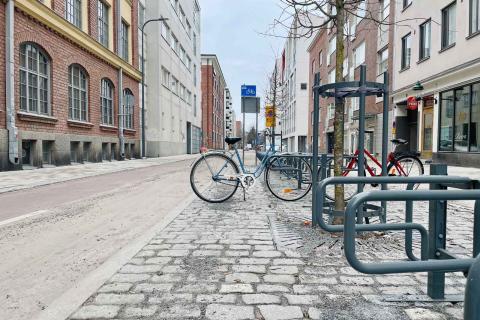 Pyöräpysäköintipaikkoja Salhojankadun pyöräkadulla.