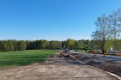 Vuohenpellon jalkakäytävän ja pyörätien työmaa alkukesällä.