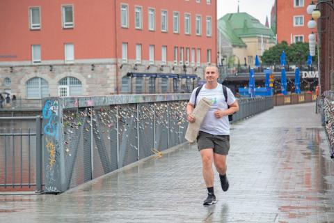 Jouni Markkanen hölkkää viestikapulan kanssa kohti Kangasalaa.