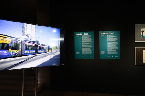 Kuva Tampereen taideratikasta taidenäyttelyn seinällä.