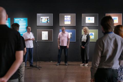 Ihmisiä taidenäyttelyssä.