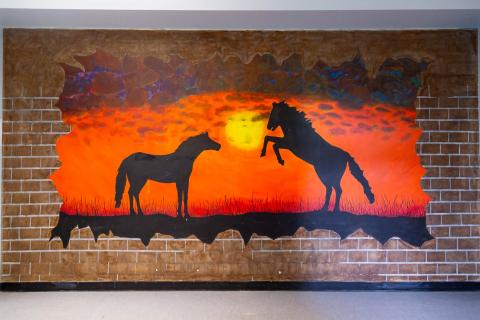 Vastaanottokeskuksen seinätaidetta.