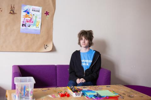 Kestävien kesätöiden Vilho Rantanen istuu sohvalla