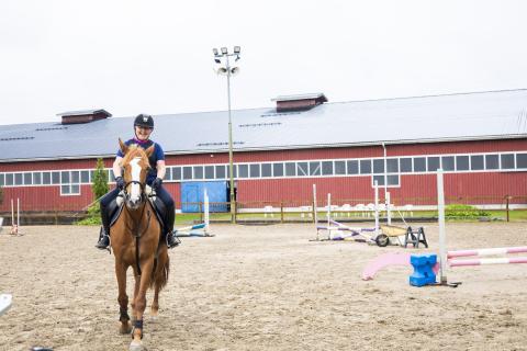 Sari Maunula rides horse.