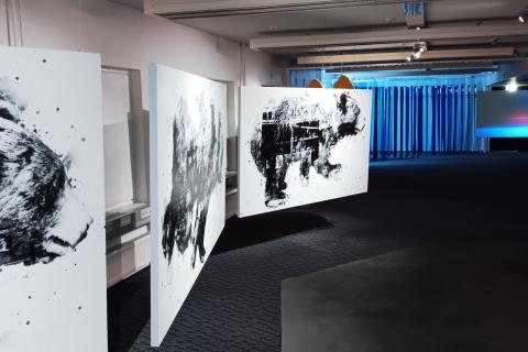 Kolme isoa taulua, joissa on karhuja.