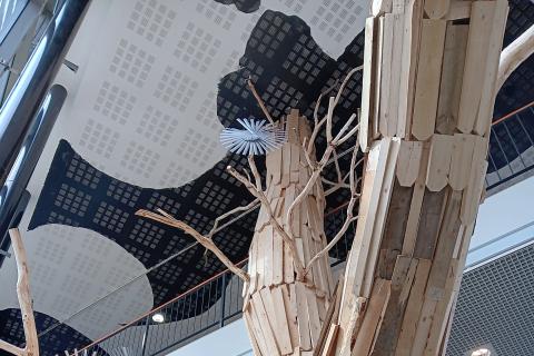 Puusta tehty taideteos purkutaidetalon tiloissa.