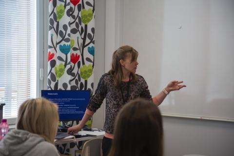 Anna Salo pitää nykytilan arviointia päiväkodin työntekijöille.