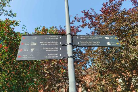 Opaste jalankulkijoille Vanhankirjastonpuistossa.