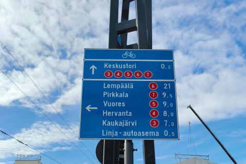 Pyöräliikenteen opaste Hämeensillalla.